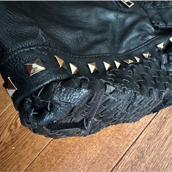 Woven studded shoulder bag - Picture 11 of 16